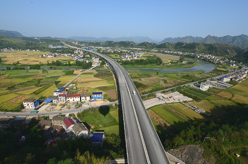 5湖南省張家界至花垣高速公路-(1).jpg